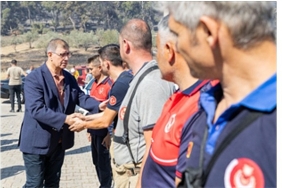 baskan-tugay-yangindan-etkilenen-vatandaslari-ziyaret-etti.jpg