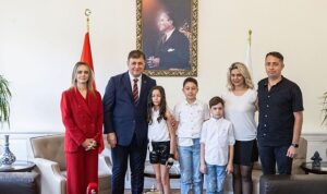 baskan-tugayin-emanet-ettigi-koltukta-sarkili-mesaj-Hvwbvtmt.jpg