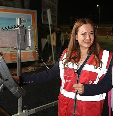 Başkan Vekili Büşra Özdemir’den gece mesaisindeki asfalt ekiplerine ziyaret