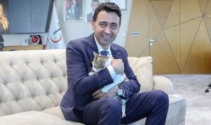 bayrakli-belediye-baskani-irfan-onal-yarali-kediye-sahip-cikti-sahiplenme-cagrisi-yapti-PnXvgfbp.jpg
