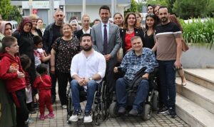 bayrakli-belediyesi-engelliler-merkezine-kirmizi-bayrak-plXSjMJm.jpg