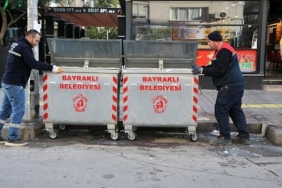 bayraklida-cop-konteynerleri-yenileniyor.jpg