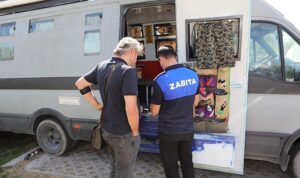 bayraklida-karavan-isgaline-zabita-engeli-9aDFXL9l.jpg