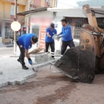 bayraklida-yol-yenileme-seferberligi-suruyor.jpg
