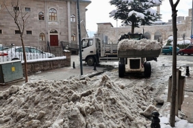 belediye-caddesi-ve-ana-arterlerde-kar-temizligi-yapiliyor.jpg