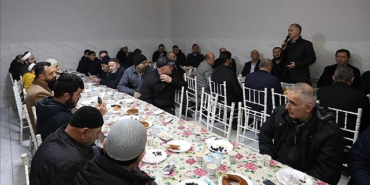 bereket-sofrasi-fetih-1453-camiinde-kuruldu.jpg
