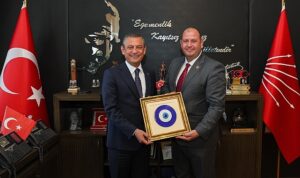 bir-takim-temaslar-icin-ankaraya-giden-menderes-belediye-baskani-ilkay-cicek-chp-genel-baskani-Q6EJEBbP.jpg