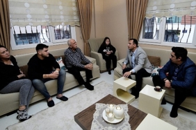 bornovada-baskan-eskiden-samimi-ev-ziyareti-sadece-hizmet-degil-gonul-bagi-kurmak-da-onemli.jpg