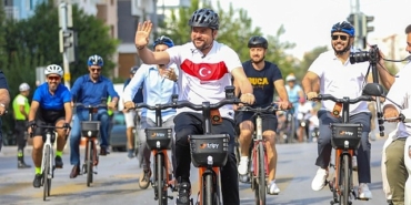 buca-belediye-baskani-gorkem-duman-cevreci-ulasimi-tesvik-etmek-icin-pedal-cevirdi.jpg