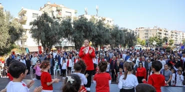 buca-belediye-baskani-gorkem-duman-cocuklarin-bayram-sevincine-ortak-oldu.jpg