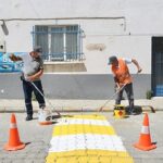 burhaniye-belediyesi-fen-isleri-mudurlugu-ekipleri-ilcedeki-yaya-gecitlerini-boyayarak-yenileme-ve-bakim-calismalarina-devam-ediyor.jpg
