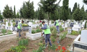 burhaniye-belediyesi-yaklasan-ramazan-bayrami-dolayisiyla-ilcede-bulunan-tum-mezarliklarda-bakim-ve-duzenleme-calismalarinda-NiLMVUJ5.jpg