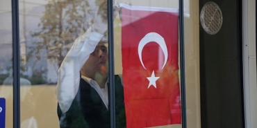buyuksehir-12-ilcede-25-bin-turk-bayragi-dagitti.jpg
