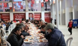 buyuksehir-belediyesi-ataturk-spor-salonunda-iftar-sofrasi-kurdu-Ud2zC944.jpg