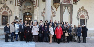 buyuksehir-belediyesi-izmirli-misafirlerine-sehir-turu-duzenledi.jpg