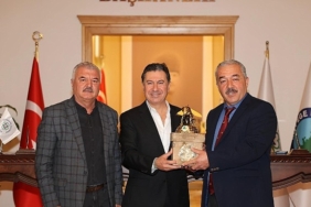 buyuksehirden-ariciliga-bir-destek-daha-ari-yemi-uretim-tesisi-protokolu-imzalandi.jpg
