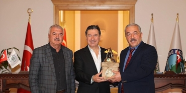 buyuksehirden-ariciliga-bir-destek-daha-ari-yemi-uretim-tesisi-protokolu-imzalandi.jpg