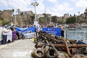 buyuksehirden-yat-limaninda-deniz-dip-temizligi.jpg