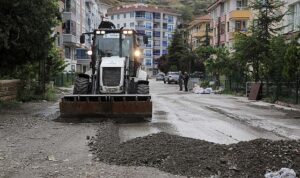 cankaya-belediyesi-ankarada-etkili-olan-ve-normalin-uzerinde-yagan-yagmurun-ardindan-ulasimi-engelleyen-tas-Fei9nk2p.jpg