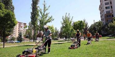 cankaya-parklarinda-cimler-bicme-ve-ot-temizleme-mesaisi.jpg