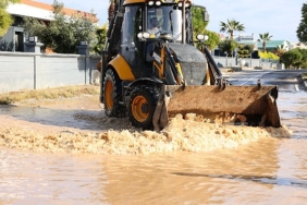 cesme-belediye-ekipleri-yogun-yagisa-karsi-sahada.jpg