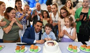 cigli-belediye-baskani-onur-emrah-yildizdan-sma-hastasi-doruka-dogum-gunu-surprizi-Wgb2Yciz.jpg
