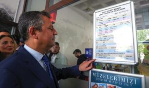 corlu-belediye-baskani-ahmet-sarikurt-belediye-girisinde-bulunan-panolara-astigi-mal-beyani-belgesiyle-mal-NHT4JQQO.jpg