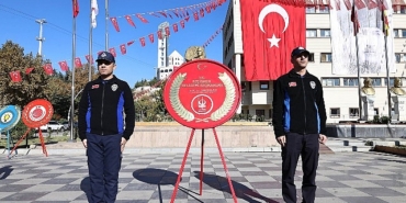 cumhuriyet-bayrami-kutlamalari-celenk-sunma-ile-basladi.jpg