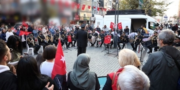 cumhuriyet-bulvari-atanin-sevdigi-sarkilarla-cinladi.jpg