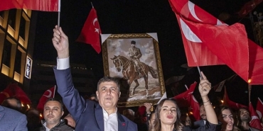 cumhuriyet-isigi-izmirden-parladi.jpg