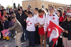 cumhuriyetin-100-1nci-yilda-atanin-huzurunda.jpg