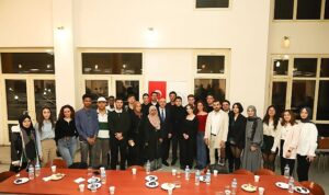 deu-rektor-vekili-ak-ogrencilerle-iftar-yapti-qOUNe2FL.jpg