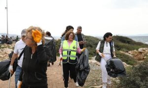 didimde-didim-belediyesi-ekipleri-ve-didim-plogging-grubu-uyeleri-ile-birlikte-kiyi-temizligi-calismasi-wXeB68Ou.jpg