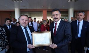 dikili-belediye-baskani-adil-kirgoz-mazbatasini-aldi-CIJjtJip.jpg