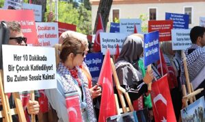 dokuz-eylul-universitesi-deu-ogrencileri-gazzede-israilin-sivillere-yonelik-surdurdugu-olumcul-saldirilara-karsi-bir-F31K422K.jpg