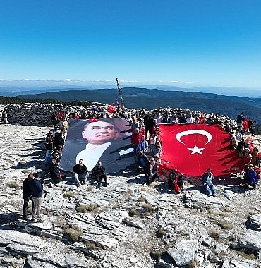 Edremit’in kurtuluşunun 104. yılında Sarıkız Zirvesi’nde bayrak yürüyüşü