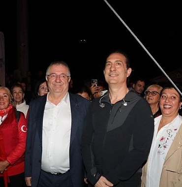 Edremit’te Cumhuriyet Bayramı coşkusu yağmura rağmen dinmedi