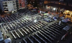 efes-selcuk-belediyesi-ramazan-ayinin-ilk-gununde-iftar-sofrasi-kurarak-toplumsal-dayanisma-ornegi-gosterdi-lu2avukS.jpg