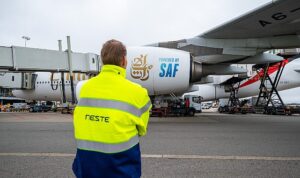 emirates-amsterdam-schiphol-havalimanindaki-ucuslari-icin-surdurulebilir-havacilik-yakiti-tedarikine-basladi-Yalsy27x.jpg