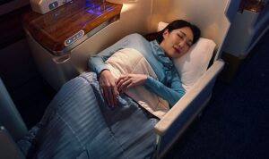 emirates-business-class-yolcularini-uzun-ucuslarda-daha-rahat-ettirecek-yeni-ucak-ici-kiyafet-setini-keNl2832.jpg