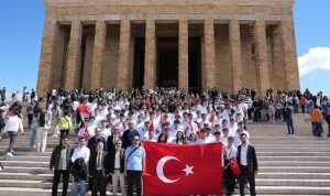 enerjinin-yildizlari-19-mayisi-ataturkun-huzuruna-cikarak-kutladi-P5IYC789.jpg