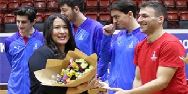 erkek-sporculardan-kadinlara-8-mart-jesti.jpg