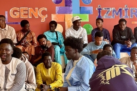 gambiyali-ogrenciler-izmirli-genclerle-bulustu.jpg
