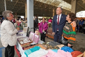 gaziemir-belediyesinden-kadinlara-destek-el-emegi-ve-satis-pazari-acildi.jpg