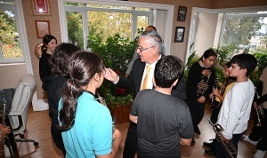 gelecegin-muzisyenlerinden-baskan-topalogluna-ogretmenler-gunu-surprizi.jpg
