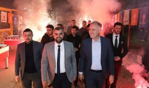 genclerden-baskan-tabana-coskulu-karsilama-eLp6qIUE.jpg