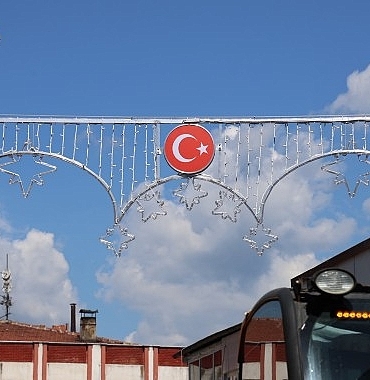 Geyve Çarşısında Dekoratif Aydınlatma Çalışmaları Başladı
