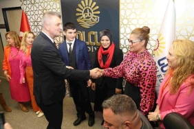 golcuk-belediye-baskani-ali-yildirim-sezer-3-aralik-dunya-engelliler-gunu-kapsaminda-baskanlik-gorevini-ozel-birey-anil-ege-aydina-devretti.jpg