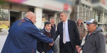 golcuk-belediye-baskani-ali-yildirim-sezer-vatandaslar-ve-esnafla-bir-araya-gelerek-ilcede-devam-eden-calismalar-hakkinda-bilgiler-verdi.jpg