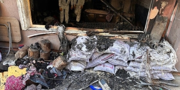 golcuk-belediyesi-ekipleri-merkez-mahallesinde-bir-binada-cikan-yanginda-buyuk-hasar-goren-evde-temizlik-calismasi-yapti.jpg
